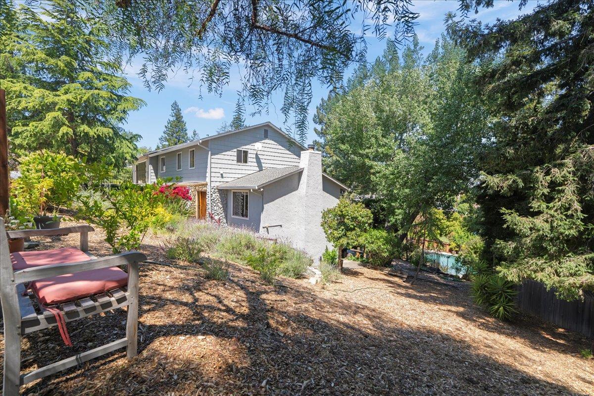 Detail Gallery Image 4 of 40 For 878 Hillcrest Dr, Redwood City,  CA 94062 - 5 Beds | 4 Baths