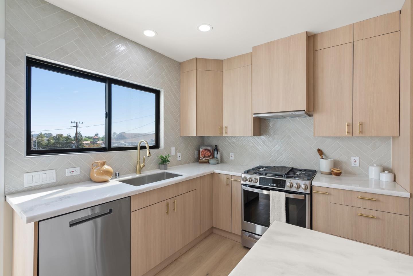 Detail Gallery Image 14 of 53 For 895 Laurel Ave, Belmont,  CA 94002 - 4 Beds | 3 Baths