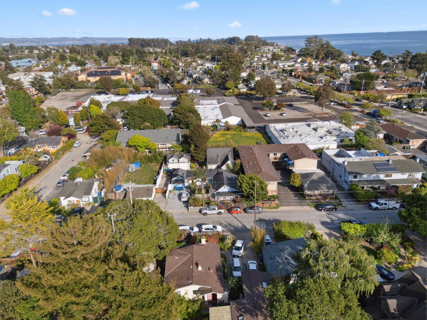 Detail Gallery Image 38 of 45 For 552 14th Ave, Santa Cruz,  CA 95062 - 4 Beds | 3 Baths