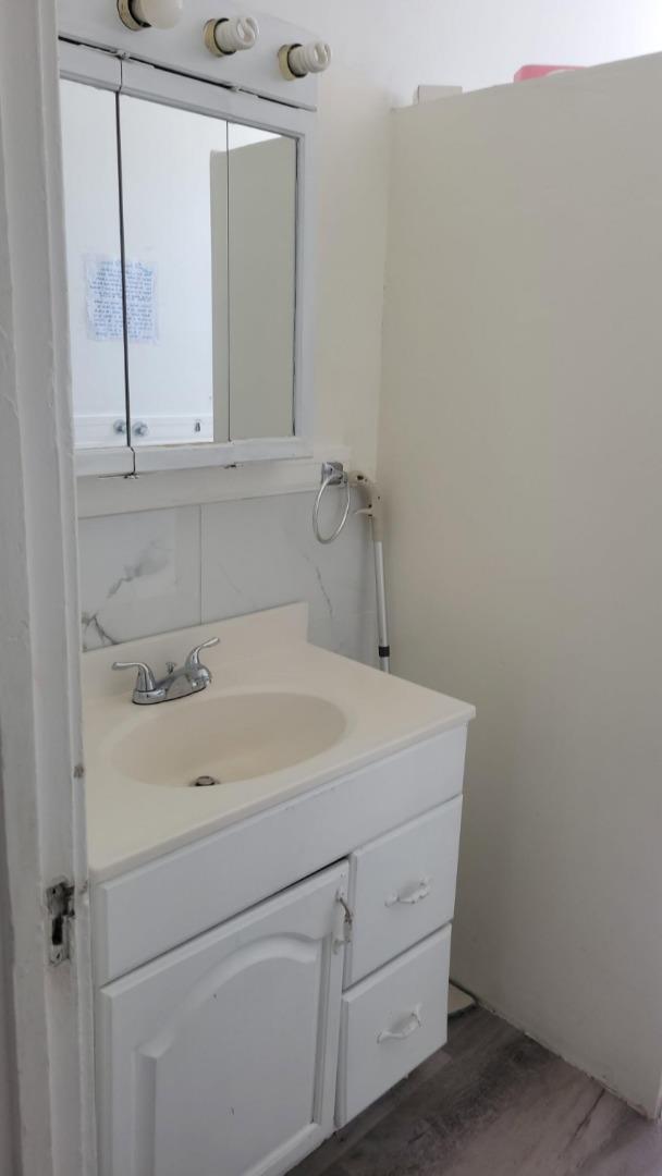 Detail Gallery Image 4 of 5 For 142 Maynard St, San Francisco,  CA 94112 - 3 Beds | 1 Baths