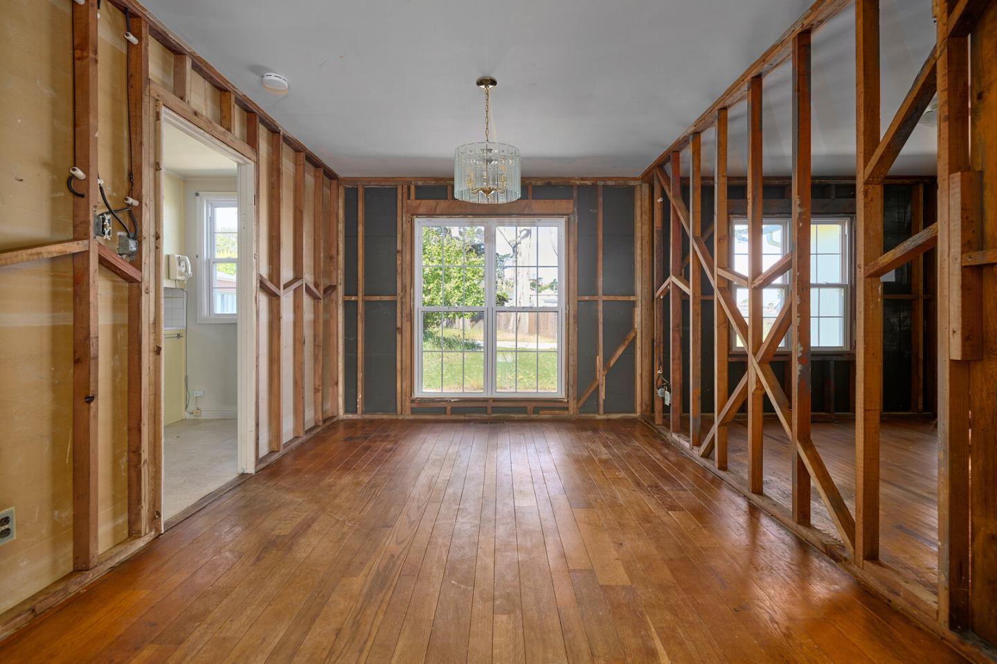 Detail Gallery Image 3 of 11 For 1823 Sweetwood Dr, Daly City,  CA 94015 - 3 Beds | 1 Baths