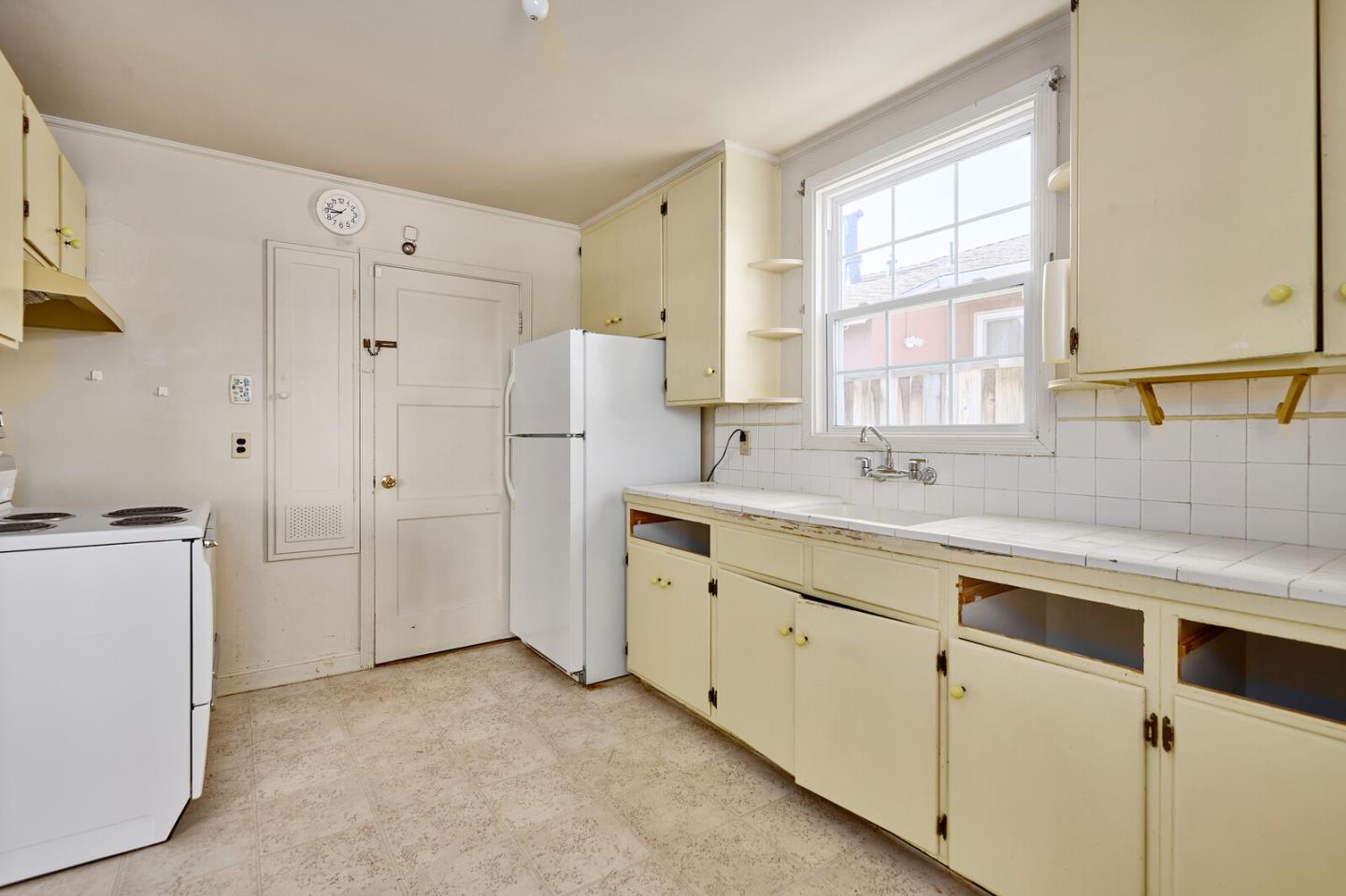 Detail Gallery Image 4 of 11 For 1823 Sweetwood Dr, Daly City,  CA 94015 - 3 Beds | 1 Baths