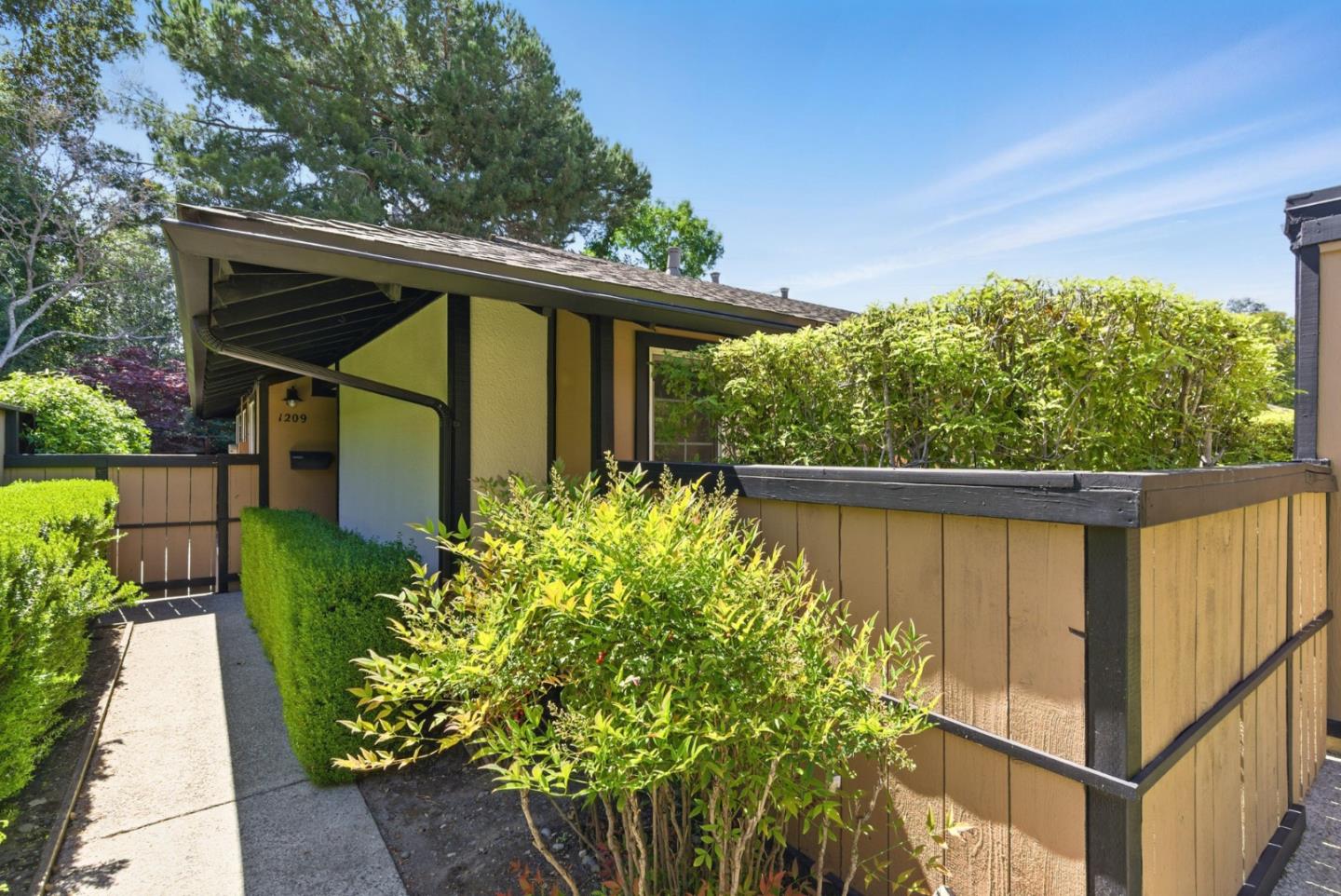 Detail Gallery Image 2 of 48 For 1209 Blackberry Ter, Sunnyvale,  CA 94087 - 2 Beds | 2 Baths