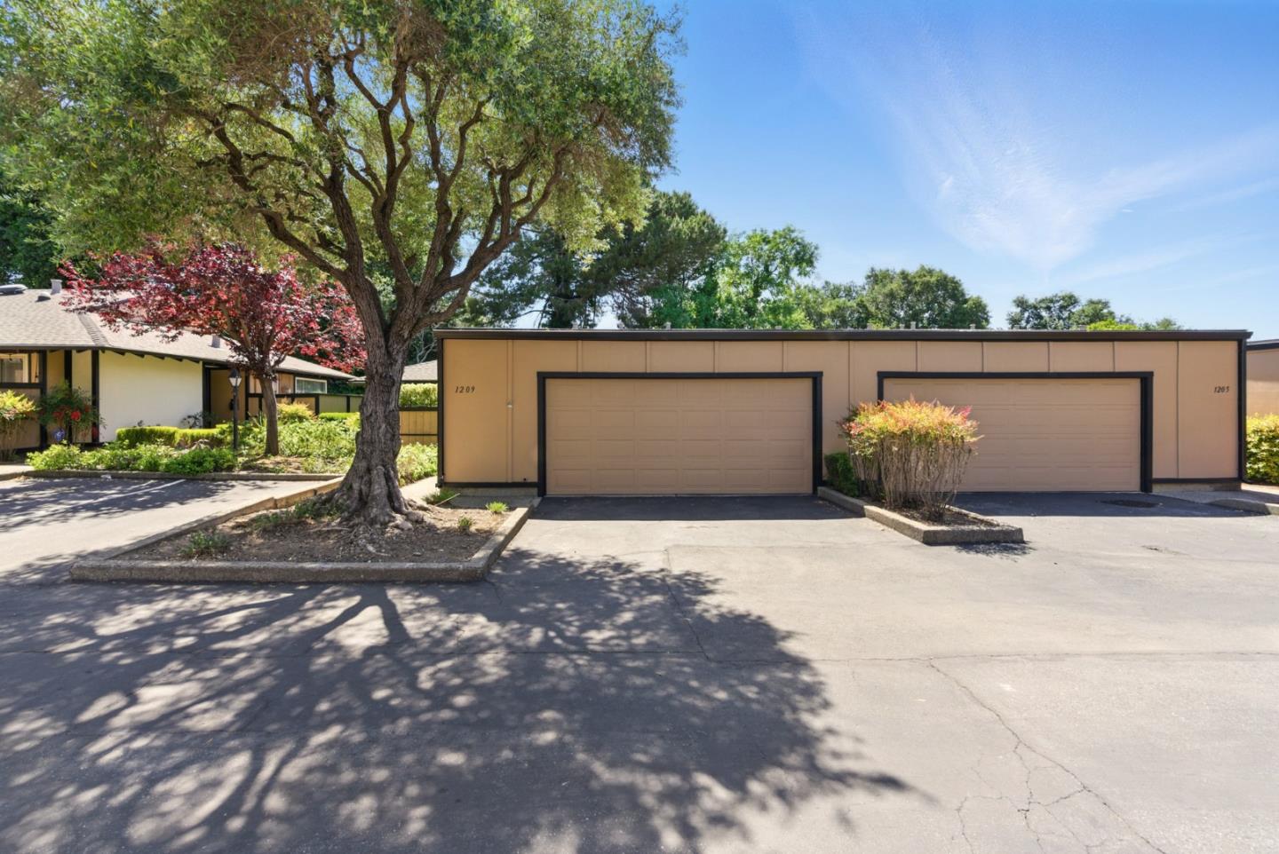 Detail Gallery Image 4 of 48 For 1209 Blackberry Ter, Sunnyvale,  CA 94087 - 2 Beds | 2 Baths
