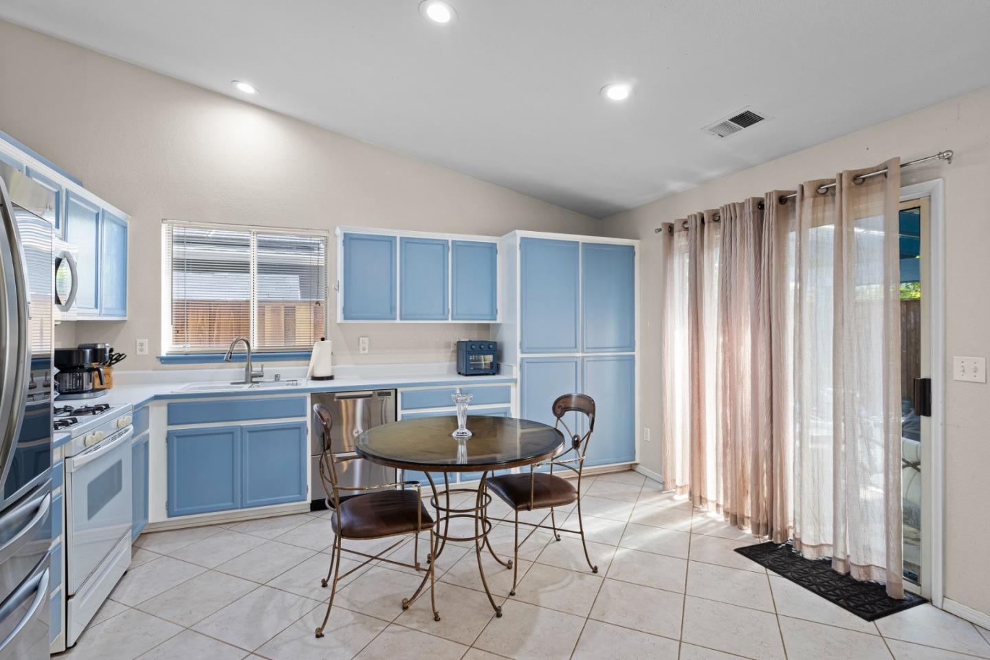 Detail Gallery Image 10 of 20 For 840 Babbs Creek Dr, Gilroy,  CA 95020 - 3 Beds | 2 Baths