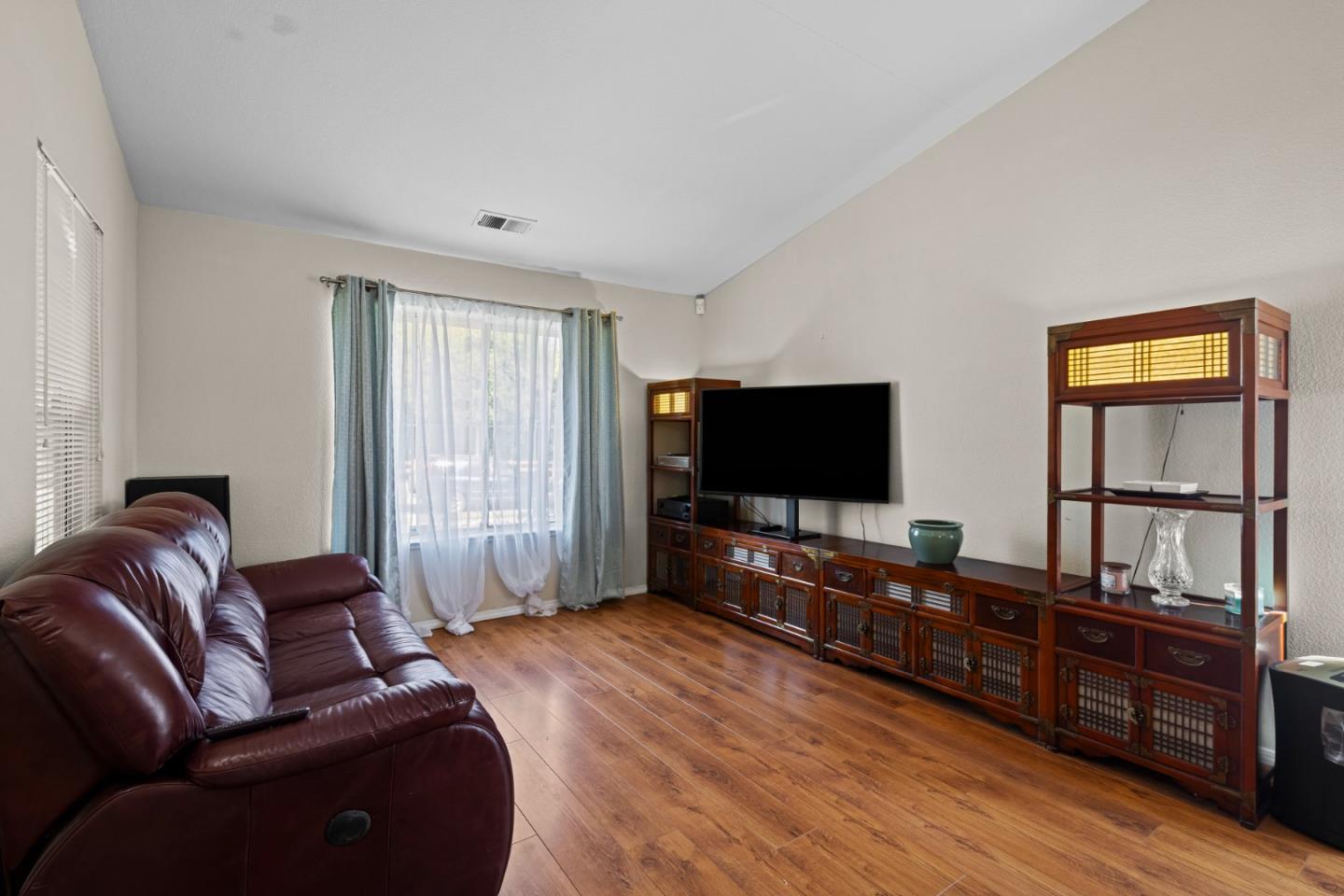 Detail Gallery Image 4 of 20 For 840 Babbs Creek Dr, Gilroy,  CA 95020 - 3 Beds | 2 Baths