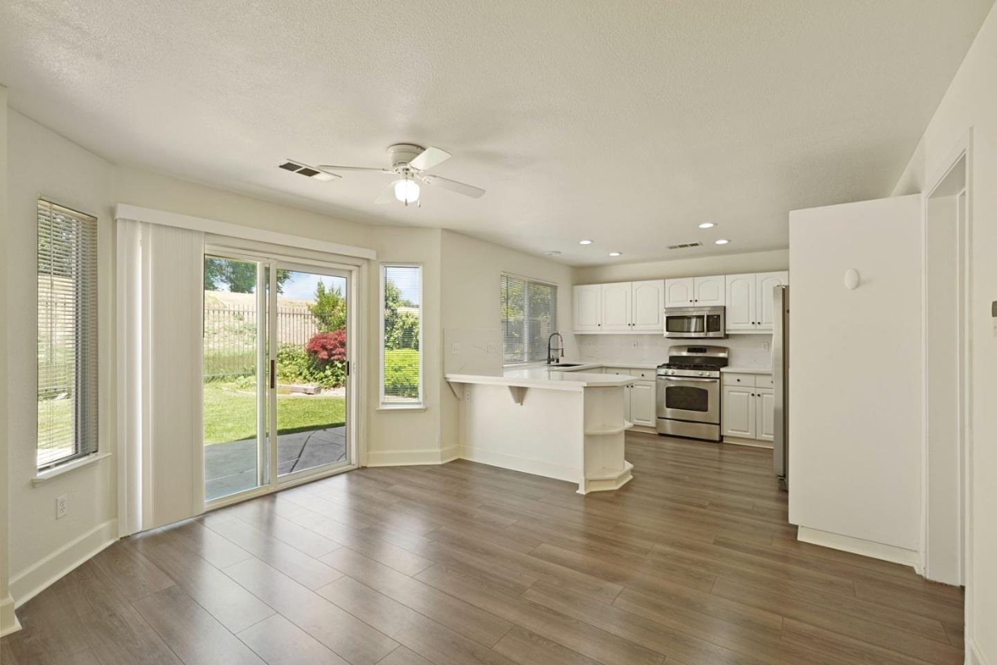 Detail Gallery Image 13 of 54 For 3157 Autumn Chase Cir, Stockton,  CA 95219 - 3 Beds | 2/1 Baths