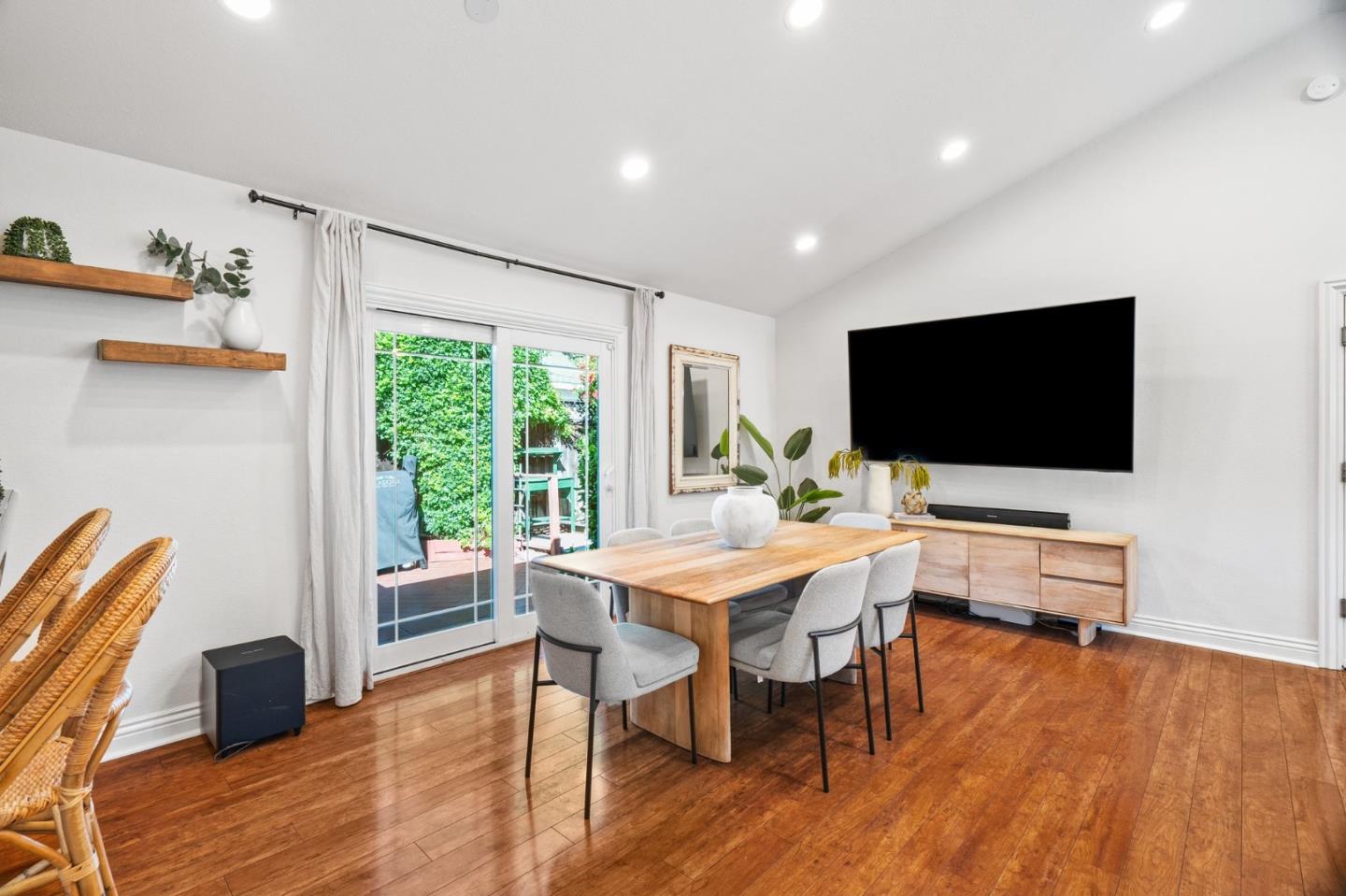 Detail Gallery Image 11 of 62 For 207 Brooklyn Ave, San Jose,  CA 95128 - 3 Beds | 2 Baths