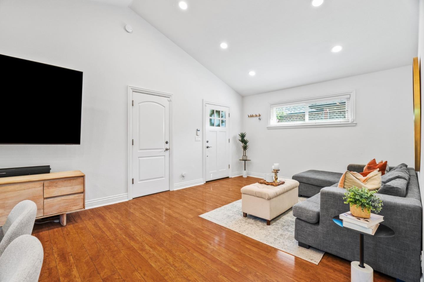 Detail Gallery Image 4 of 62 For 207 Brooklyn Ave, San Jose,  CA 95128 - 3 Beds | 2 Baths