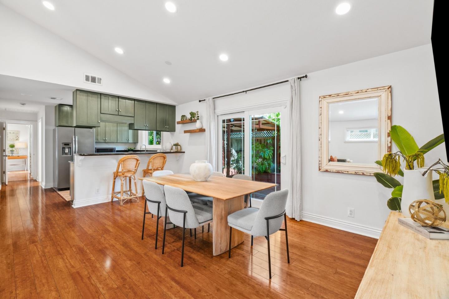 Detail Gallery Image 9 of 62 For 207 Brooklyn Ave, San Jose,  CA 95128 - 3 Beds | 2 Baths