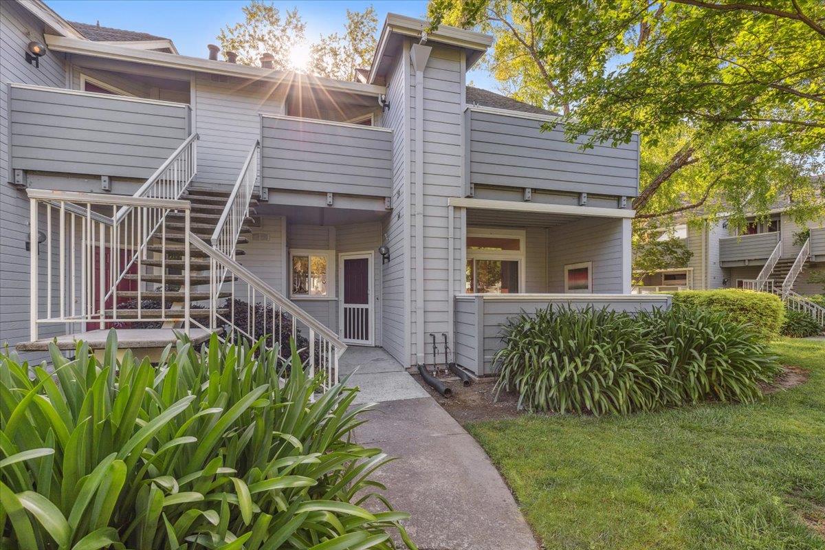 Detail Gallery Image 2 of 21 For 248 Shadow Run Dr, San Jose,  CA 95110 - 2 Beds | 2 Baths