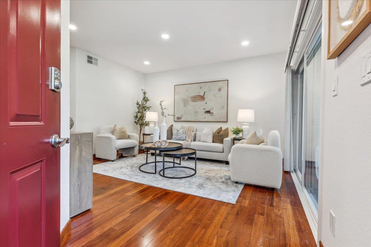Detail Gallery Image 3 of 21 For 248 Shadow Run Dr, San Jose,  CA 95110 - 2 Beds | 2 Baths