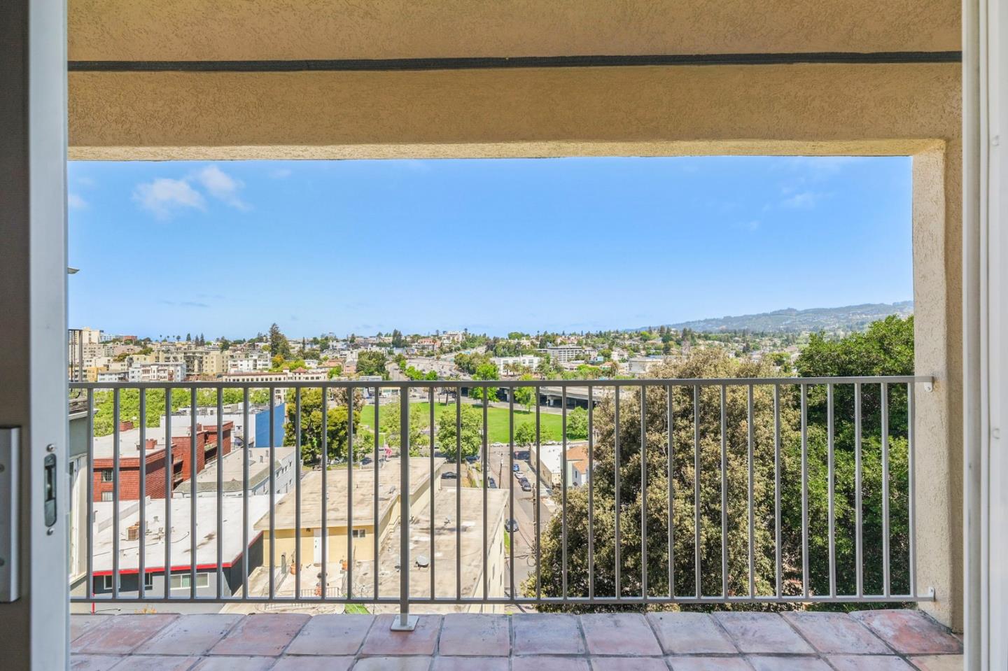Detail Gallery Image 10 of 12 For 551 Merritt Ave #1,  Oakland,  CA 94610 - 2 Beds | 2 Baths