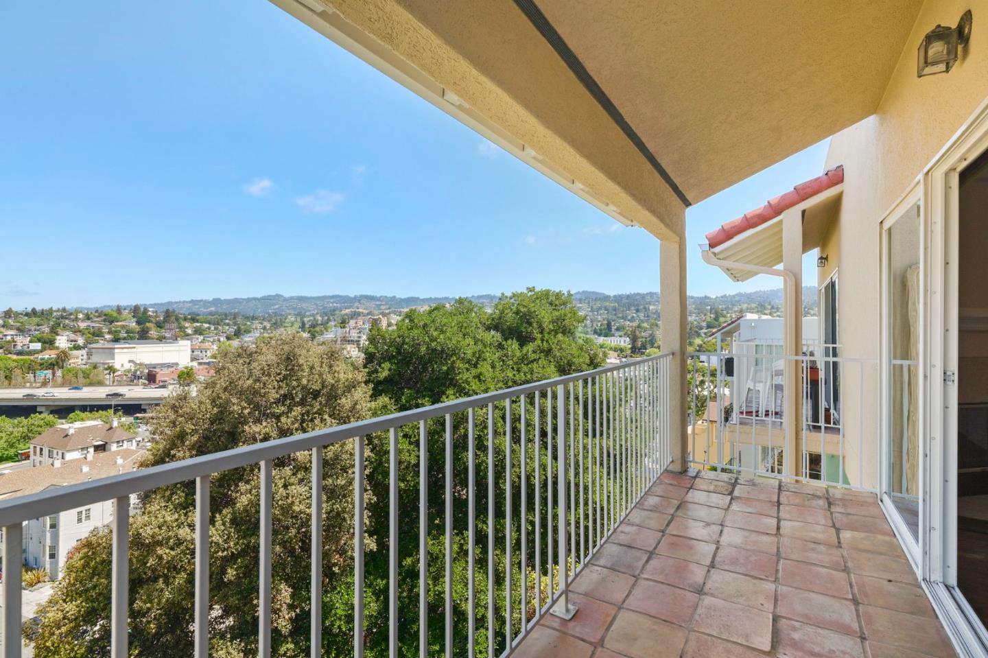 Detail Gallery Image 11 of 12 For 551 Merritt Ave #1,  Oakland,  CA 94610 - 2 Beds | 2 Baths