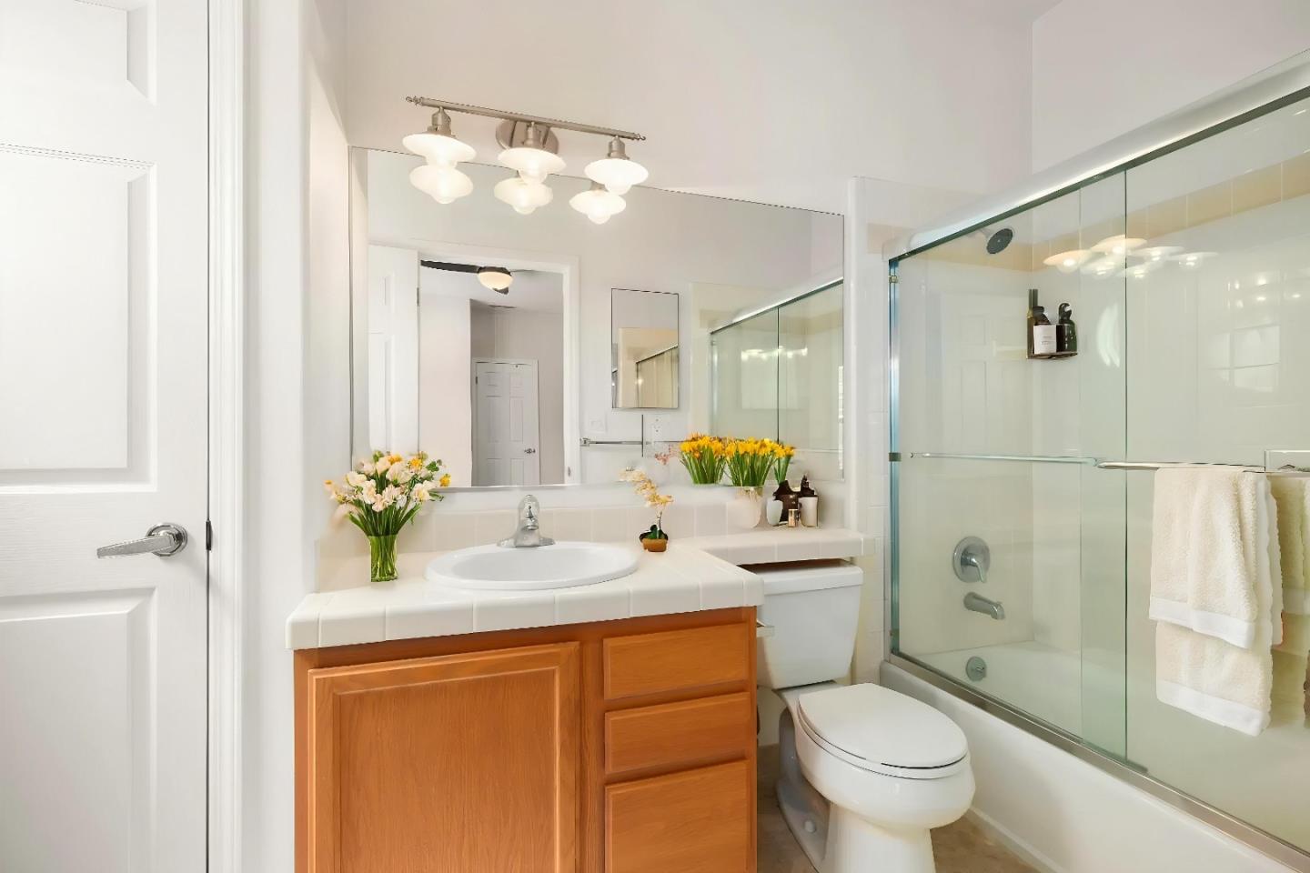 Detail Gallery Image 9 of 12 For 551 Merritt Ave #1,  Oakland,  CA 94610 - 2 Beds | 2 Baths