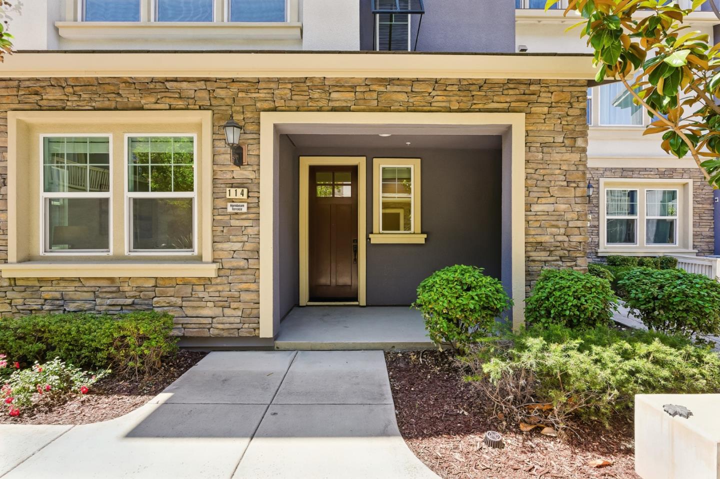 Detail Gallery Image 4 of 45 For 114 Hornbeam Ter, Sunnyvale,  CA 94086 - 3 Beds | 3/1 Baths