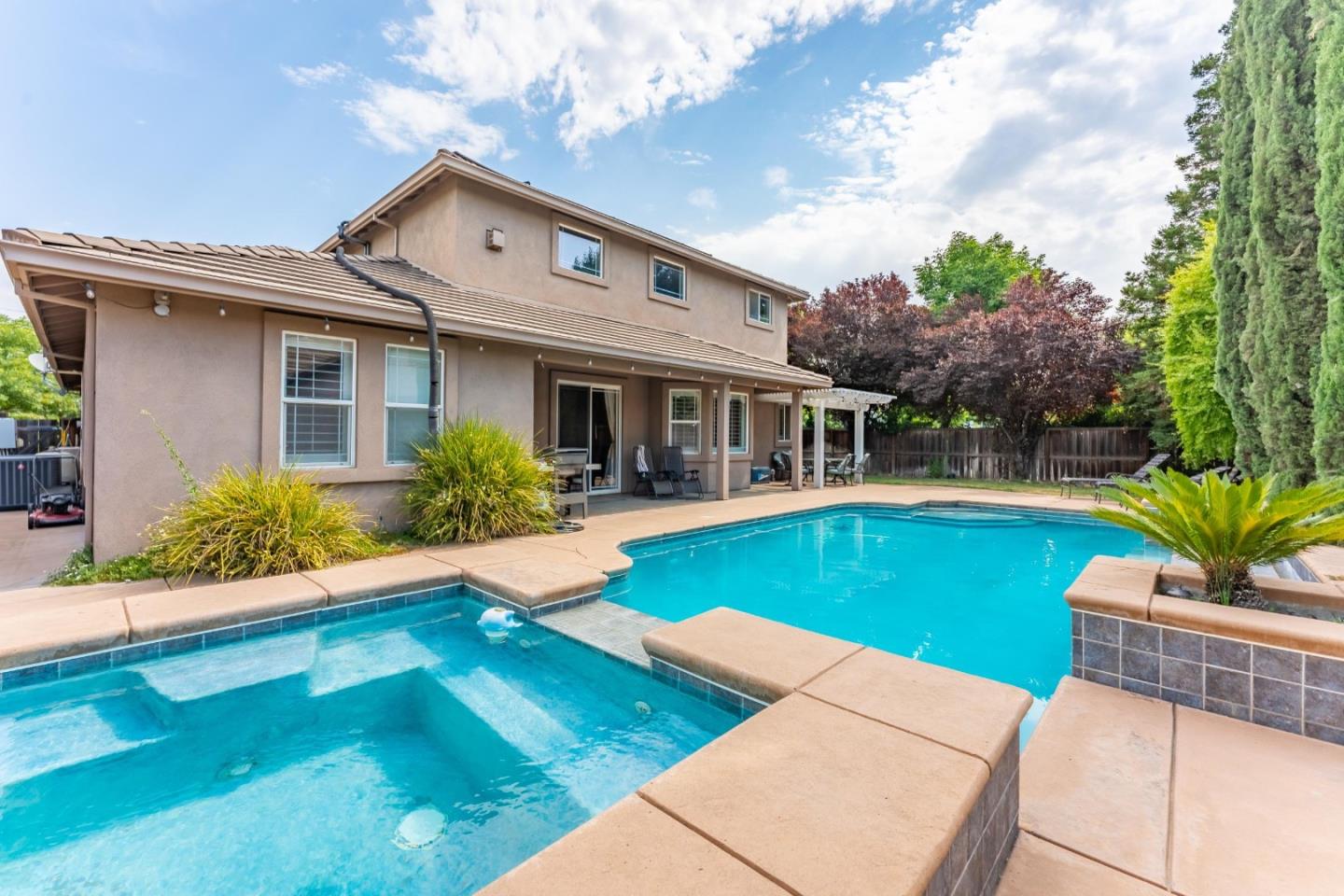 Detail Gallery Image 1 of 36 For 2036 Kendall Ave, Modesto,  CA 95355 - 4 Beds | 3 Baths