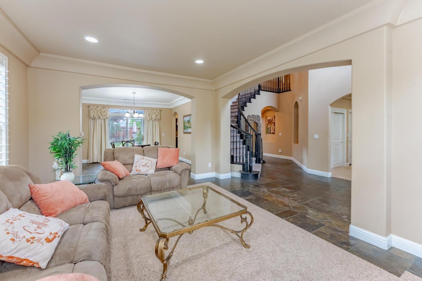 Detail Gallery Image 4 of 36 For 2036 Kendall Ave, Modesto,  CA 95355 - 4 Beds | 3 Baths