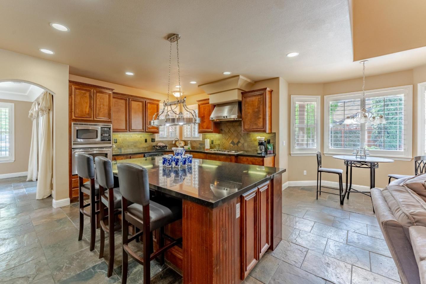 Detail Gallery Image 8 of 36 For 2036 Kendall Ave, Modesto,  CA 95355 - 4 Beds | 3 Baths
