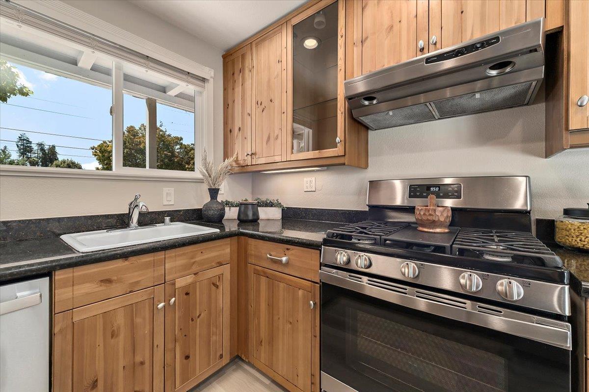 Detail Gallery Image 10 of 22 For 575 Fir Ave, Sunnyvale,  CA 94085 - 3 Beds | 1 Baths