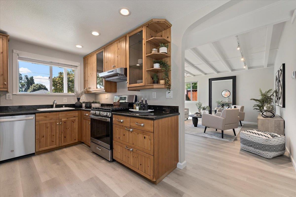Detail Gallery Image 11 of 22 For 575 Fir Ave, Sunnyvale,  CA 94085 - 3 Beds | 1 Baths