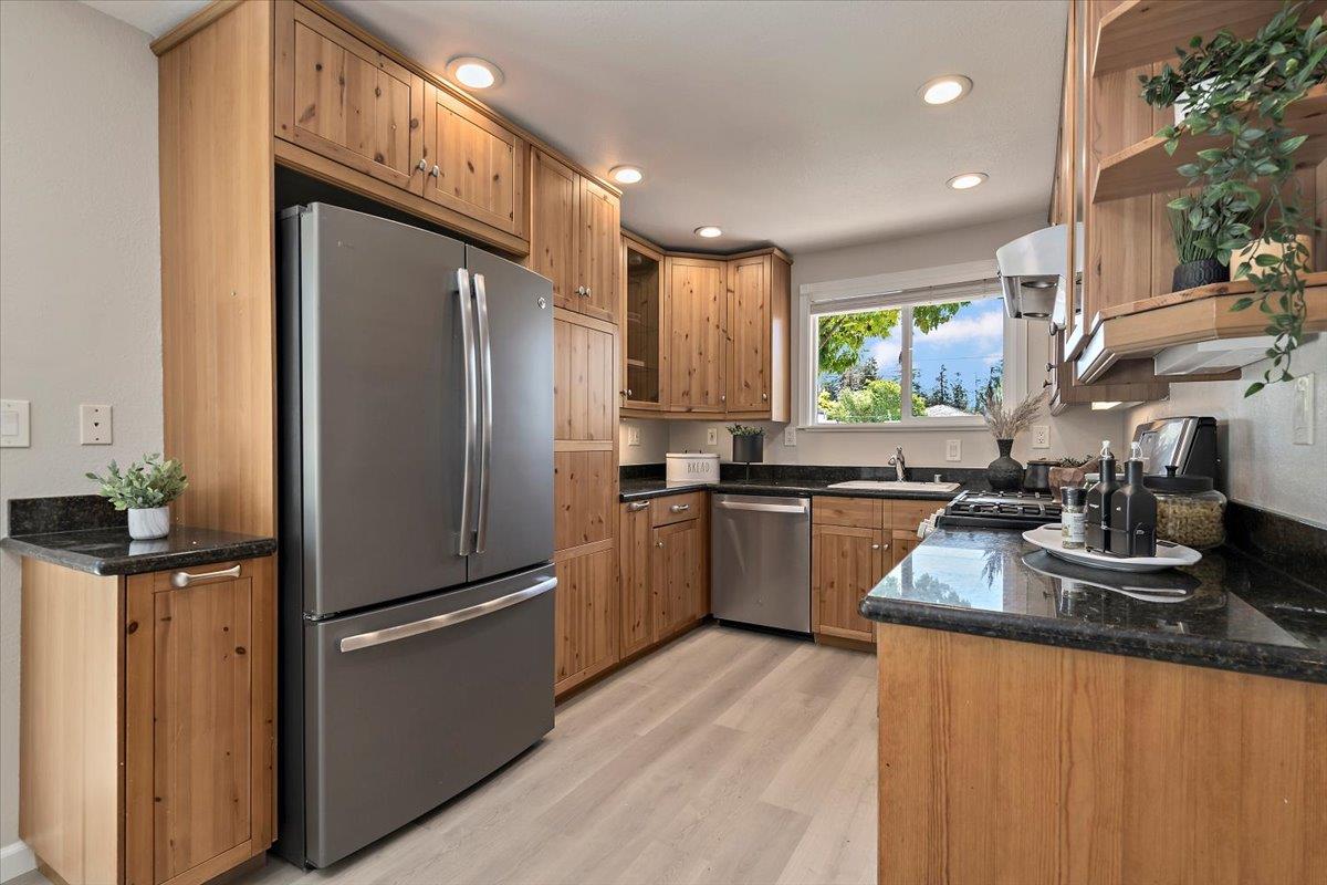 Detail Gallery Image 9 of 22 For 575 Fir Ave, Sunnyvale,  CA 94085 - 3 Beds | 1 Baths