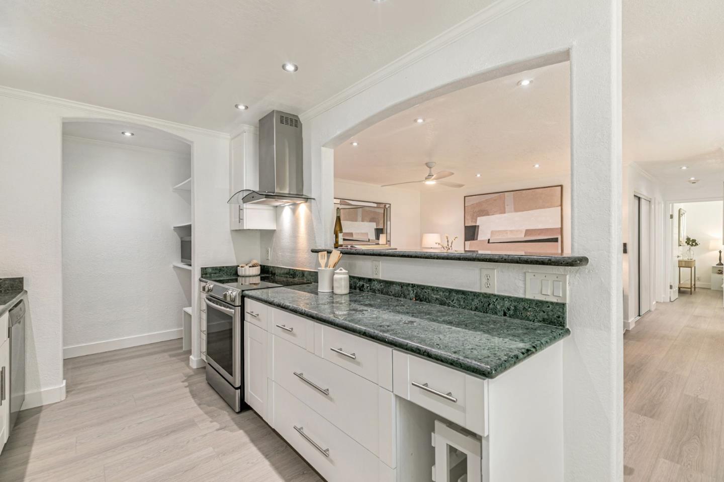 Detail Gallery Image 5 of 19 For 264 N Whisman Rd #11,  Mountain View,  CA 94043 - 2 Beds | 1 Baths