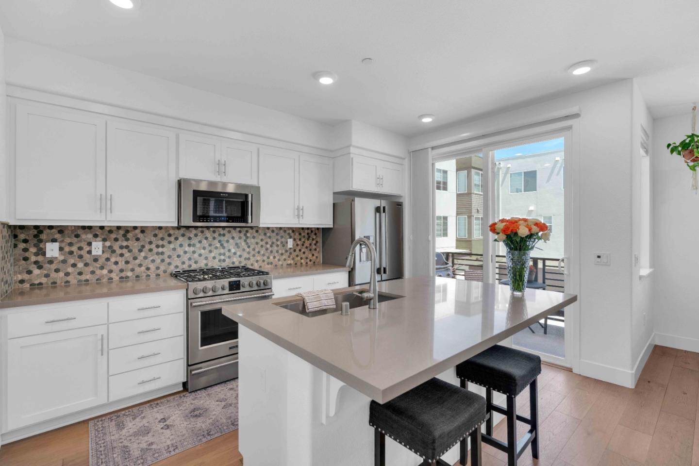 Detail Gallery Image 1 of 32 For 29255 Hub Ct, Hayward,  CA 94544 - 1 Beds | 1/1 Baths