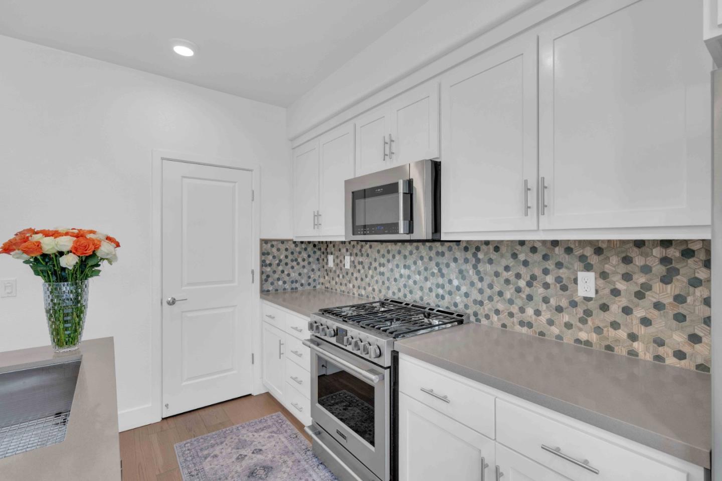 Detail Gallery Image 11 of 32 For 29255 Hub Ct, Hayward,  CA 94544 - 1 Beds | 1/1 Baths