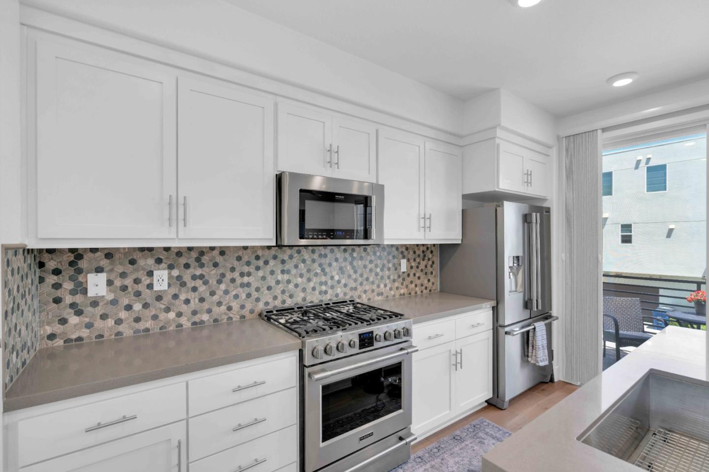 Detail Gallery Image 2 of 32 For 29255 Hub Ct, Hayward,  CA 94544 - 1 Beds | 1/1 Baths