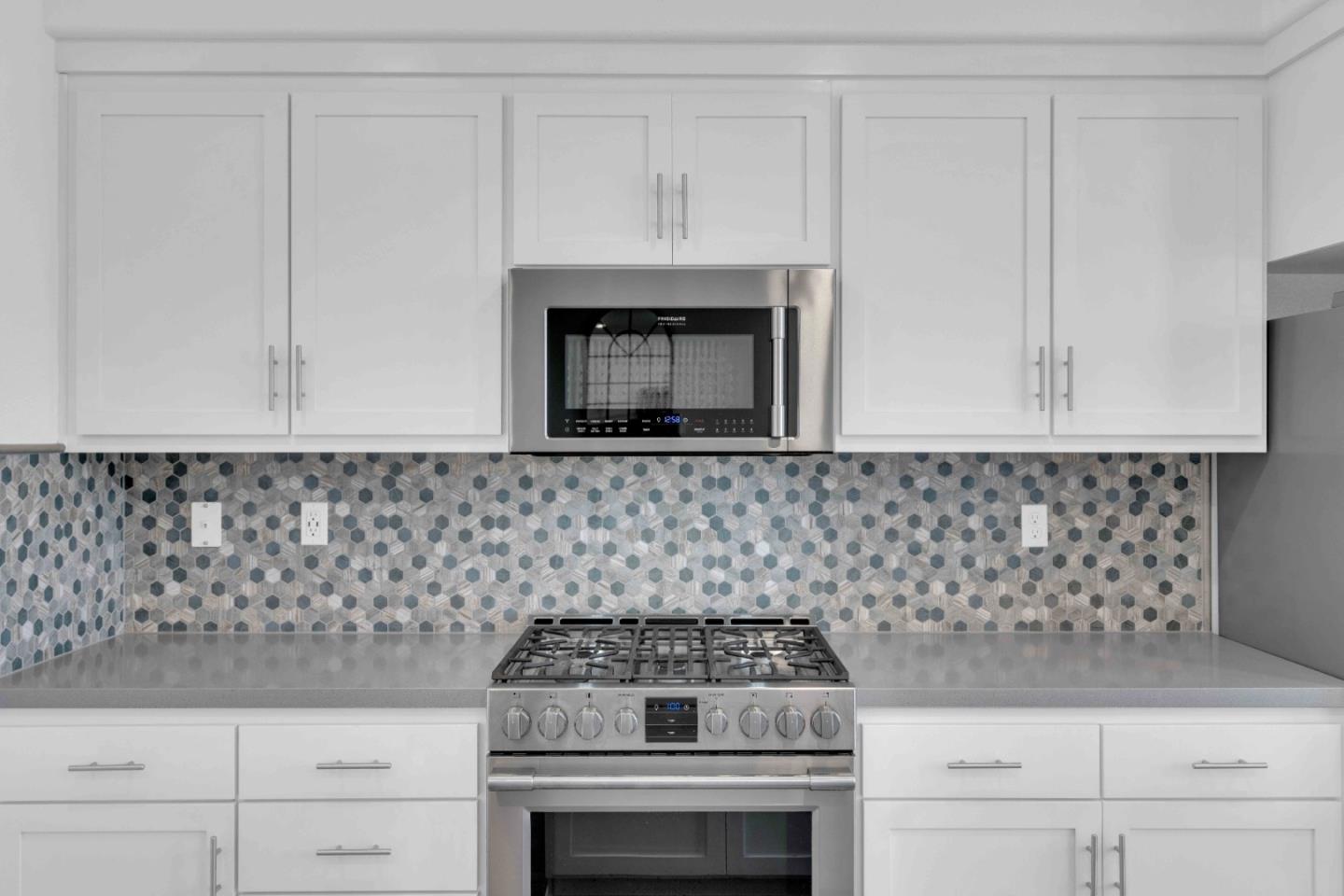 Detail Gallery Image 3 of 32 For 29255 Hub Ct, Hayward,  CA 94544 - 1 Beds | 1/1 Baths