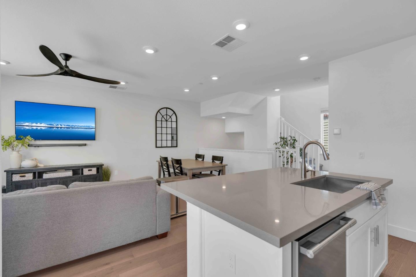 Detail Gallery Image 4 of 32 For 29255 Hub Ct, Hayward,  CA 94544 - 1 Beds | 1/1 Baths