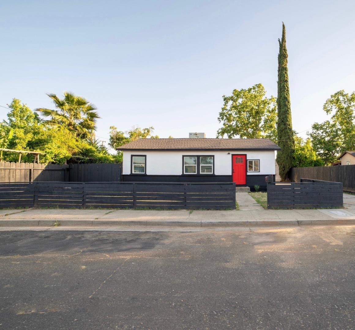 Detail Gallery Image 2 of 19 For 1590 Dale Ave, Merced,  CA 95340 - 2 Beds | 1 Baths