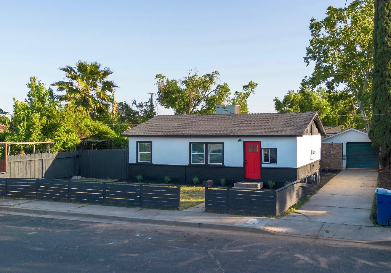 Detail Gallery Image 4 of 19 For 1590 Dale Ave, Merced,  CA 95340 - 2 Beds | 1 Baths