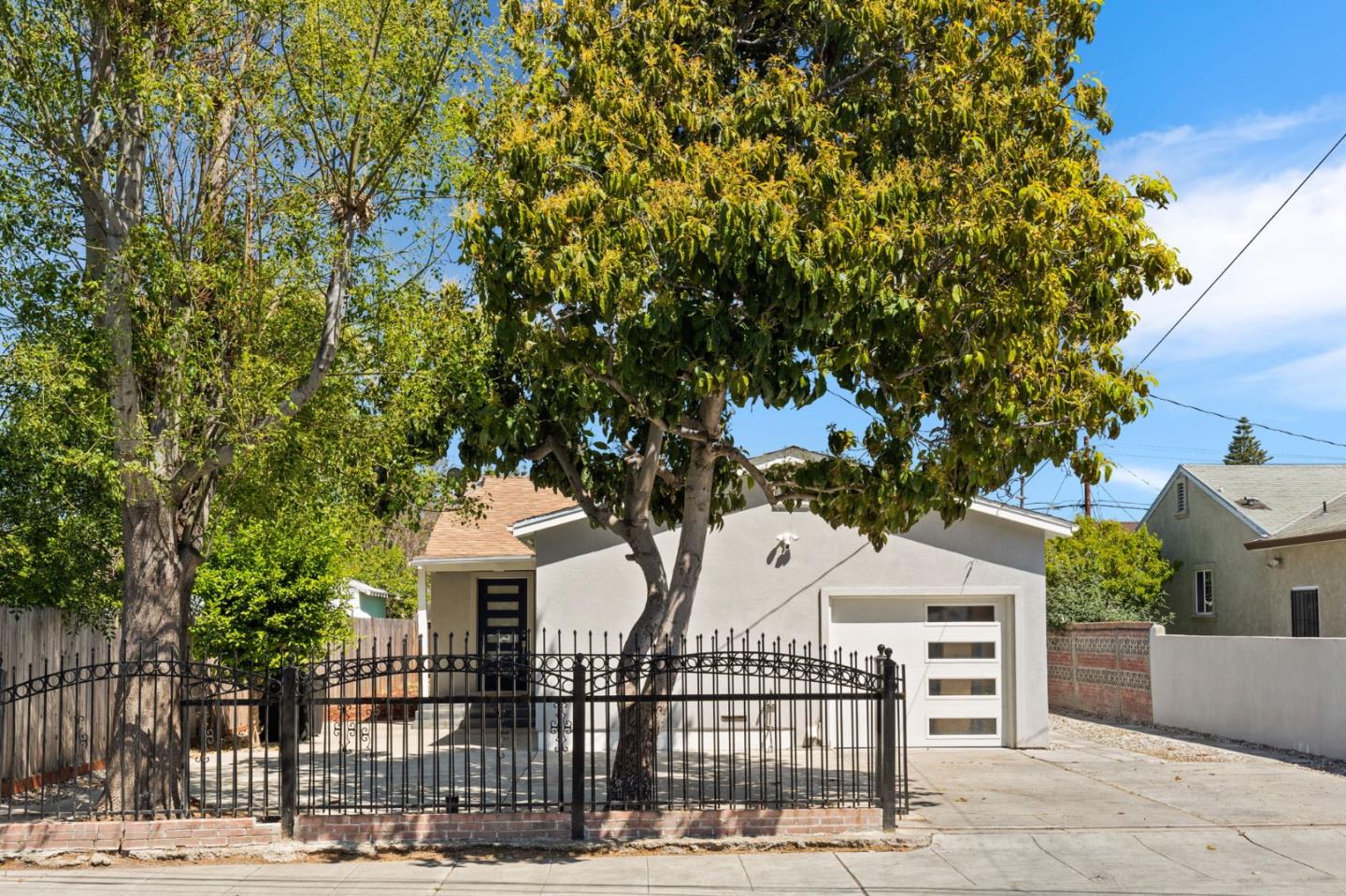 Detail Gallery Image 3 of 28 For 2256 Poplar Ave, East Palo Alto,  CA 94303 - 3 Beds | 2 Baths