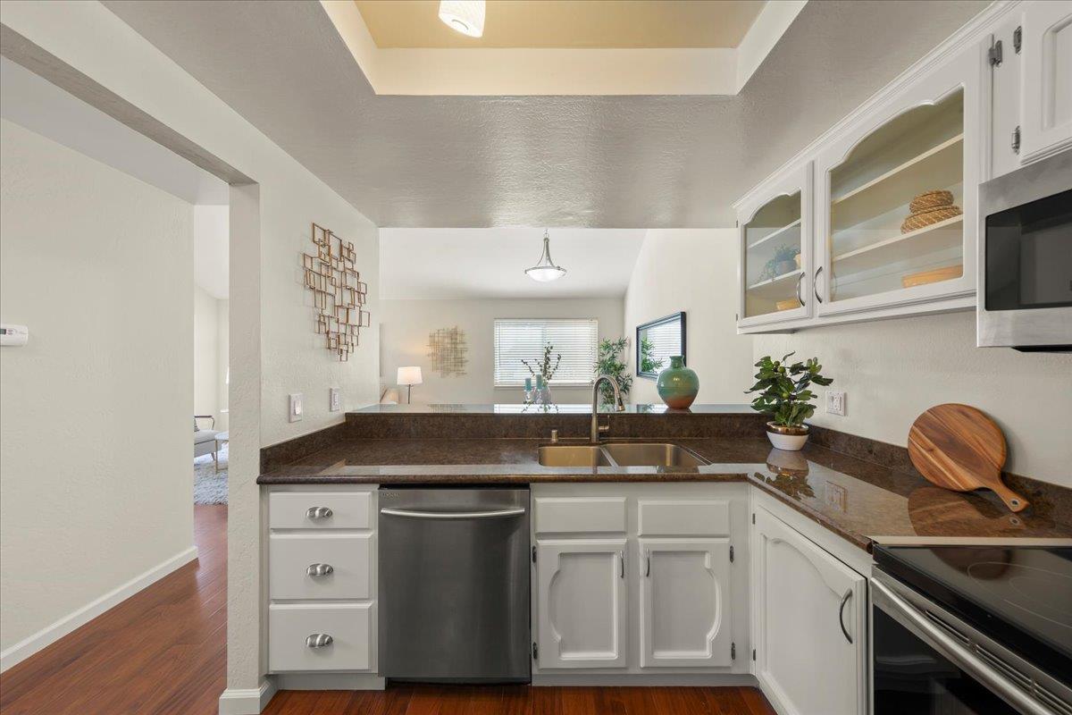 Detail Gallery Image 11 of 26 For 1325 Merrivale West Sq, San Jose,  CA 95117 - 2 Beds | 1 Baths