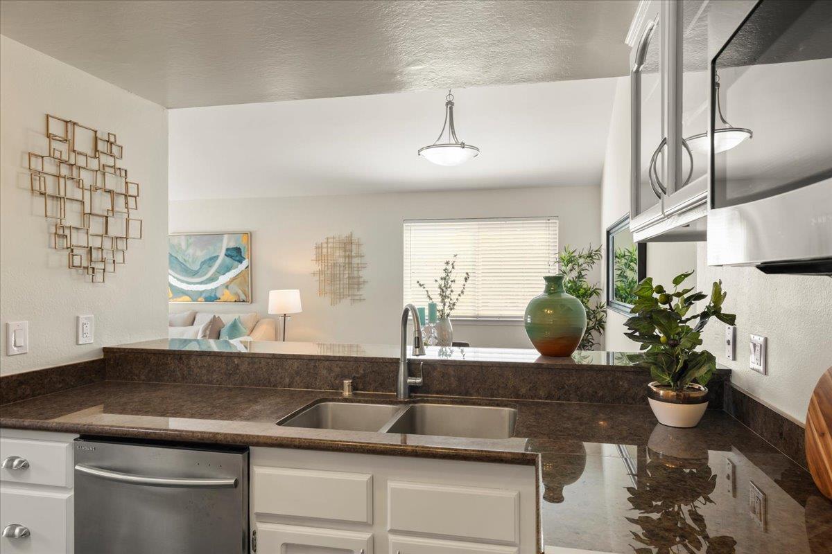 Detail Gallery Image 12 of 26 For 1325 Merrivale West Sq, San Jose,  CA 95117 - 2 Beds | 1 Baths