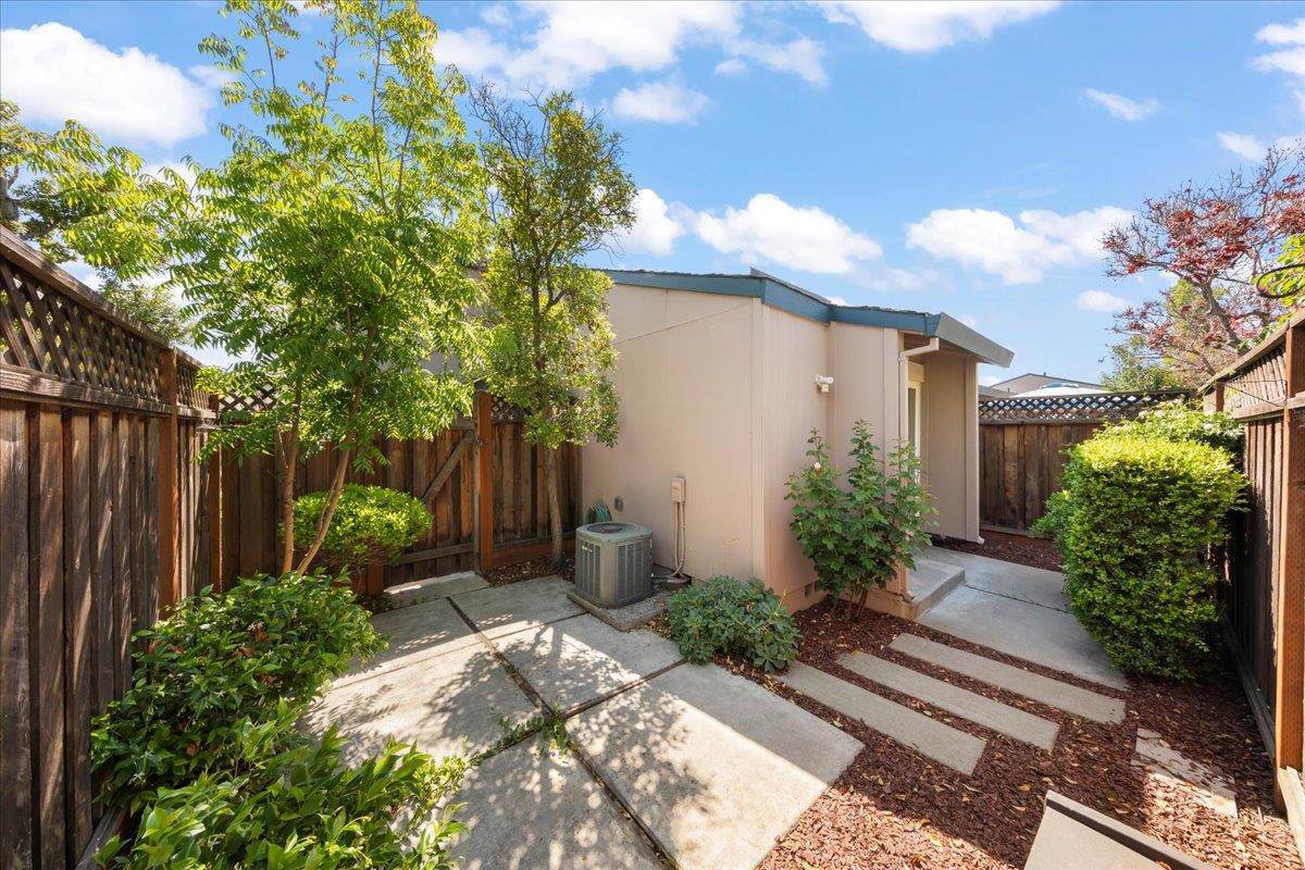 Detail Gallery Image 20 of 26 For 1325 Merrivale West Sq, San Jose,  CA 95117 - 2 Beds | 1 Baths