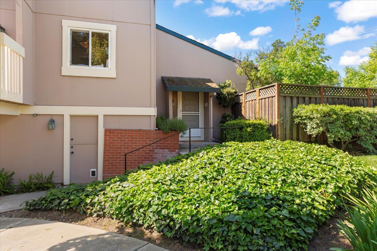 Detail Gallery Image 3 of 26 For 1325 Merrivale West Sq, San Jose,  CA 95117 - 2 Beds | 1 Baths
