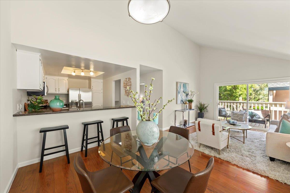 Detail Gallery Image 7 of 26 For 1325 Merrivale West Sq, San Jose,  CA 95117 - 2 Beds | 1 Baths