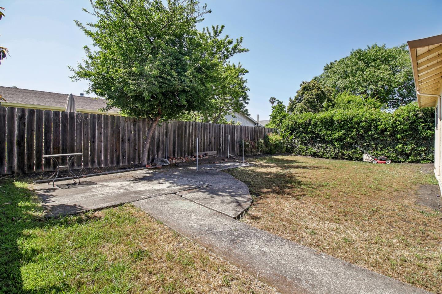Detail Gallery Image 14 of 16 For 2219 Terra Villa St, East Palo Alto,  CA 94303 - 3 Beds | 1/1 Baths