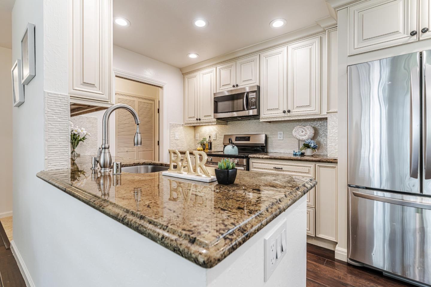 Detail Gallery Image 5 of 23 For 38 Crystal Springs Rd #4,  San Mateo,  CA 94402 - 2 Beds | 2 Baths