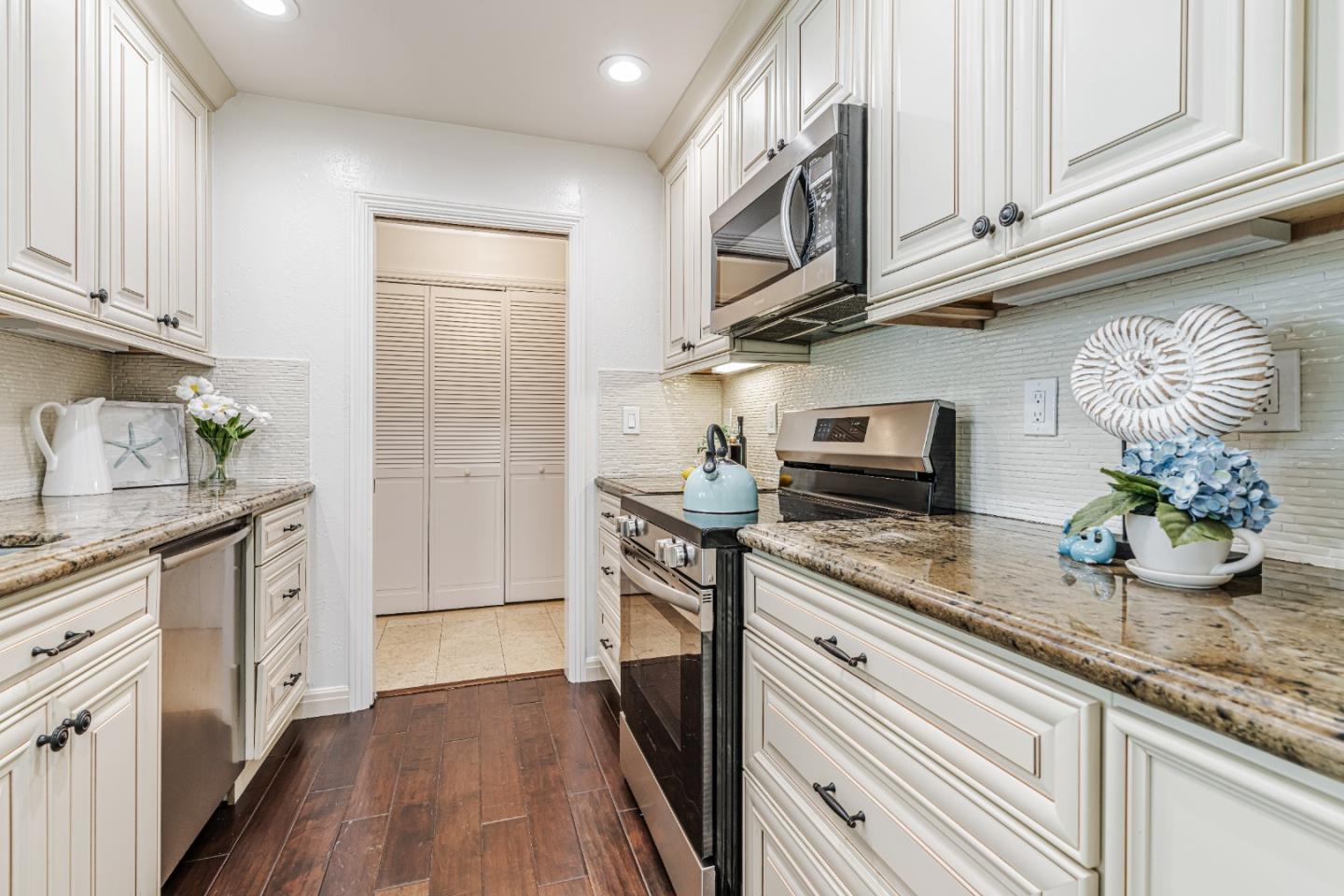 Detail Gallery Image 6 of 23 For 38 Crystal Springs Rd #4,  San Mateo,  CA 94402 - 2 Beds | 2 Baths