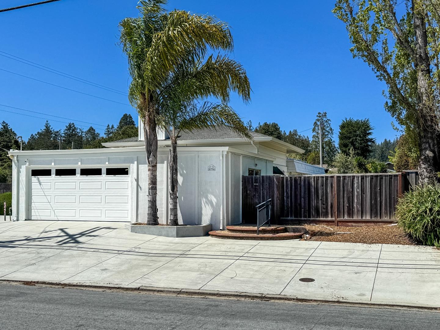 Detail Gallery Image 3 of 34 For 576 Sims Rd, Santa Cruz,  CA 95060 - 3 Beds | 2 Baths