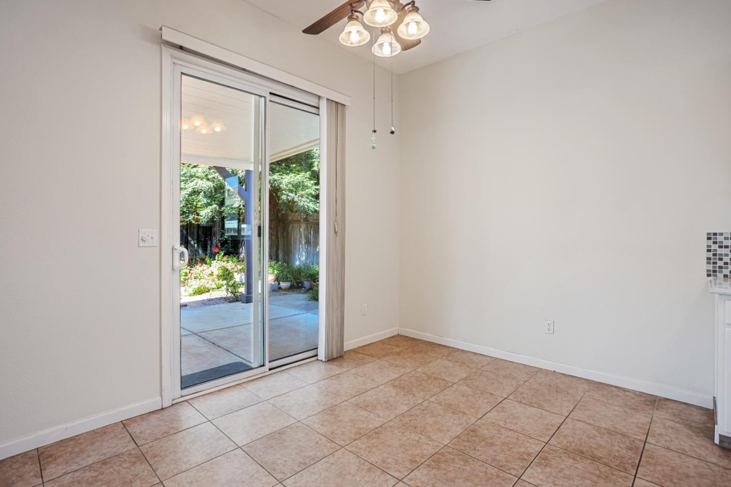Detail Gallery Image 10 of 33 For 9712 Bovill Dr, Elk Grove,  CA 95624 - 4 Beds | 2 Baths