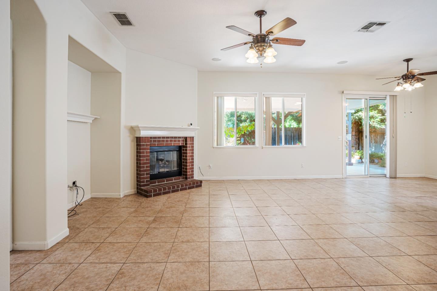 Detail Gallery Image 12 of 33 For 9712 Bovill Dr, Elk Grove,  CA 95624 - 4 Beds | 2 Baths