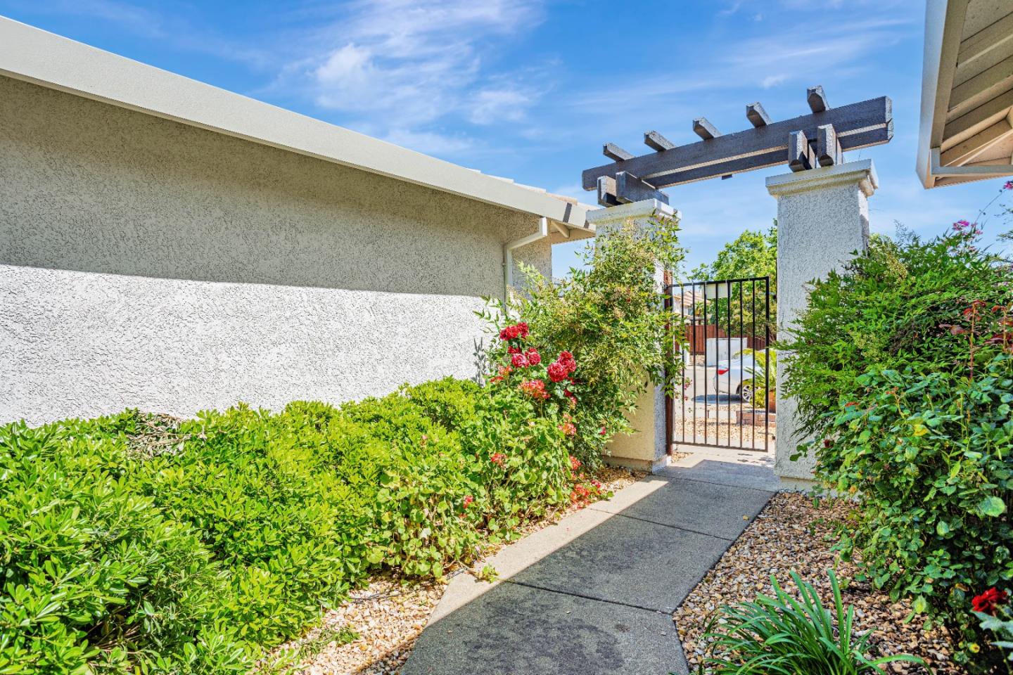 Detail Gallery Image 4 of 33 For 9712 Bovill Dr, Elk Grove,  CA 95624 - 4 Beds | 2 Baths