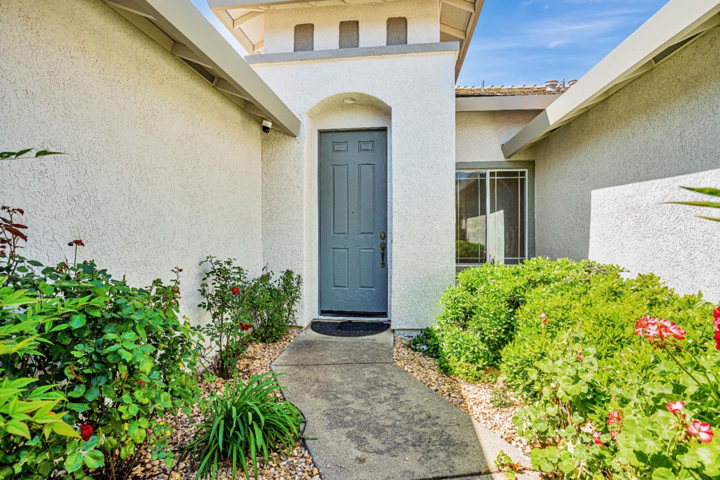 Detail Gallery Image 5 of 33 For 9712 Bovill Dr, Elk Grove,  CA 95624 - 4 Beds | 2 Baths