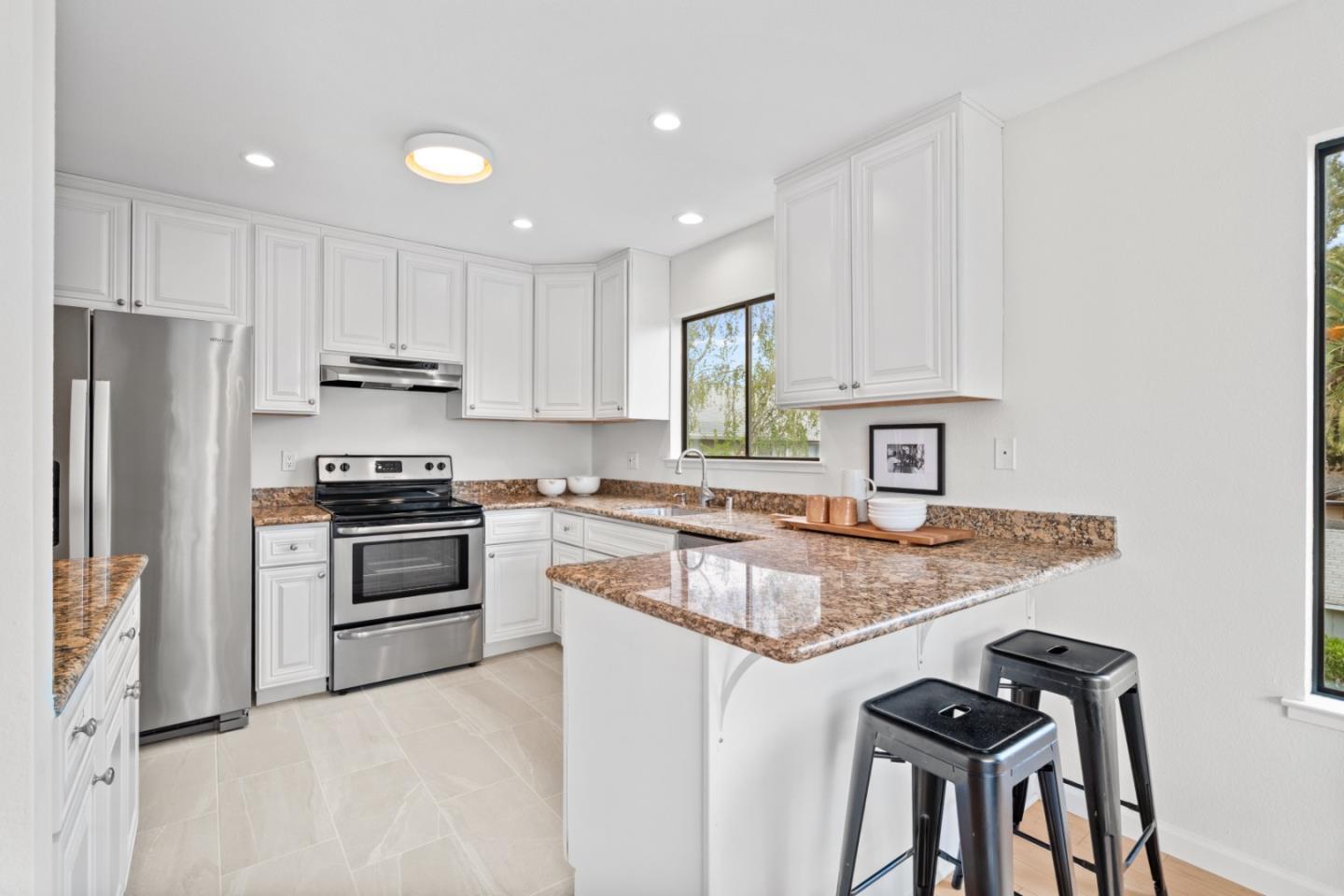 Detail Gallery Image 9 of 23 For 253 Oak Ave #202,  Redwood City,  CA 94061 - 2 Beds | 2 Baths
