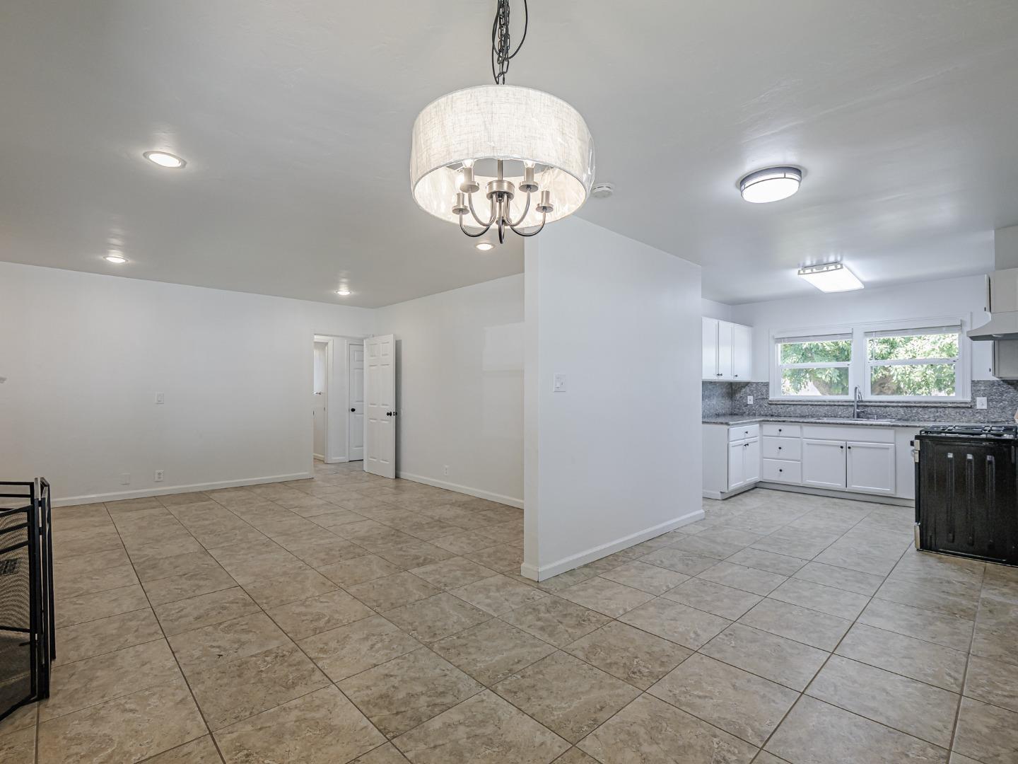 Detail Gallery Image 10 of 37 For 1233 Monroe St, Salinas,  CA 93906 - 3 Beds | 2 Baths